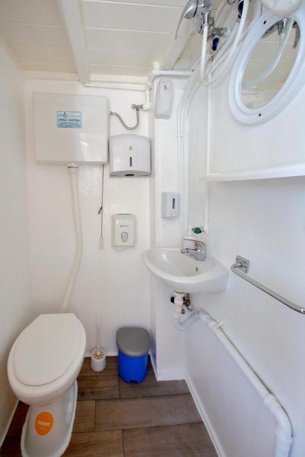 Rhythm Floating Hostel - ซาดาร์ ภายนอก รูปภาพ