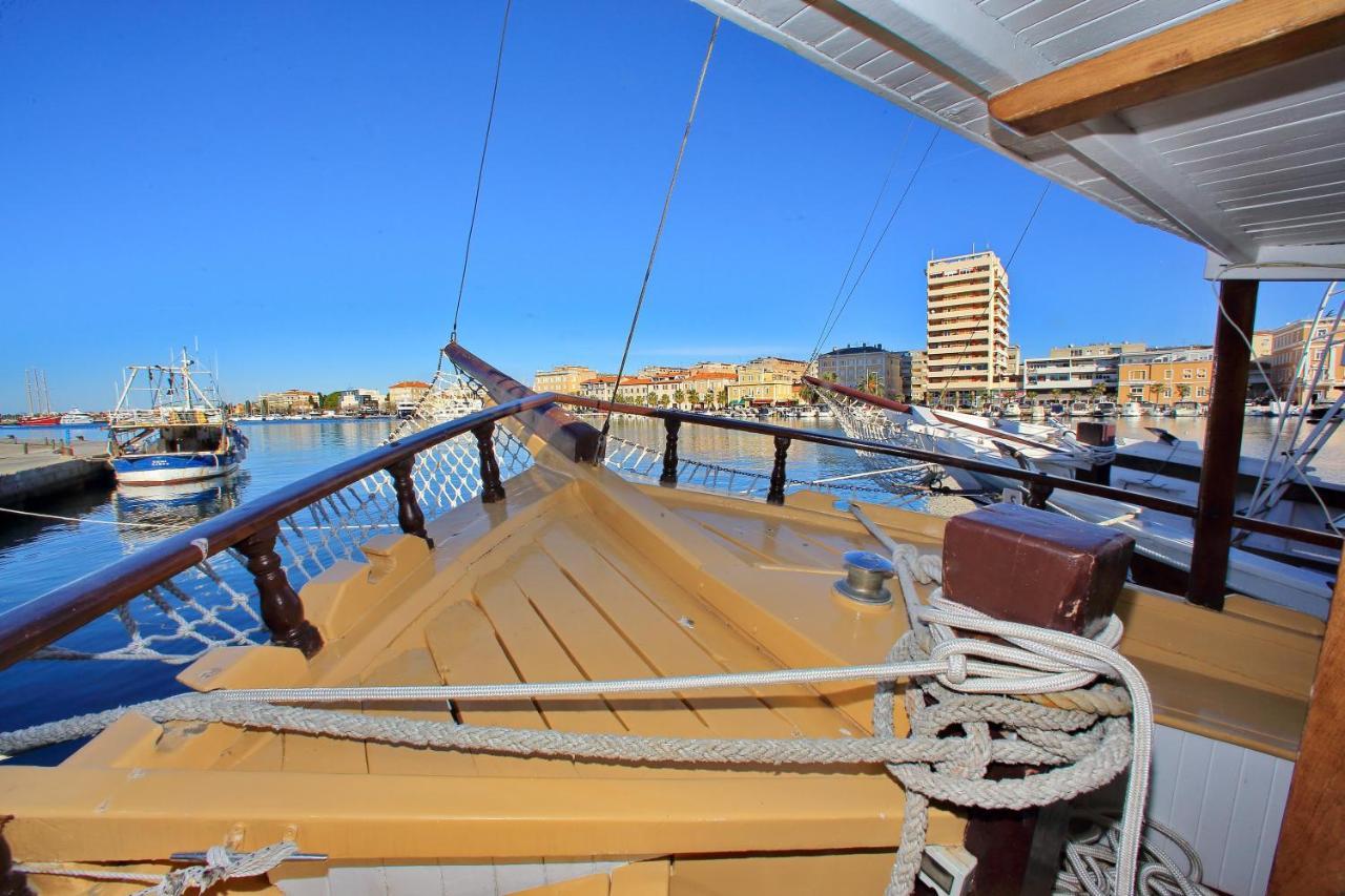 Rhythm Floating Hostel - ซาดาร์ ภายนอก รูปภาพ