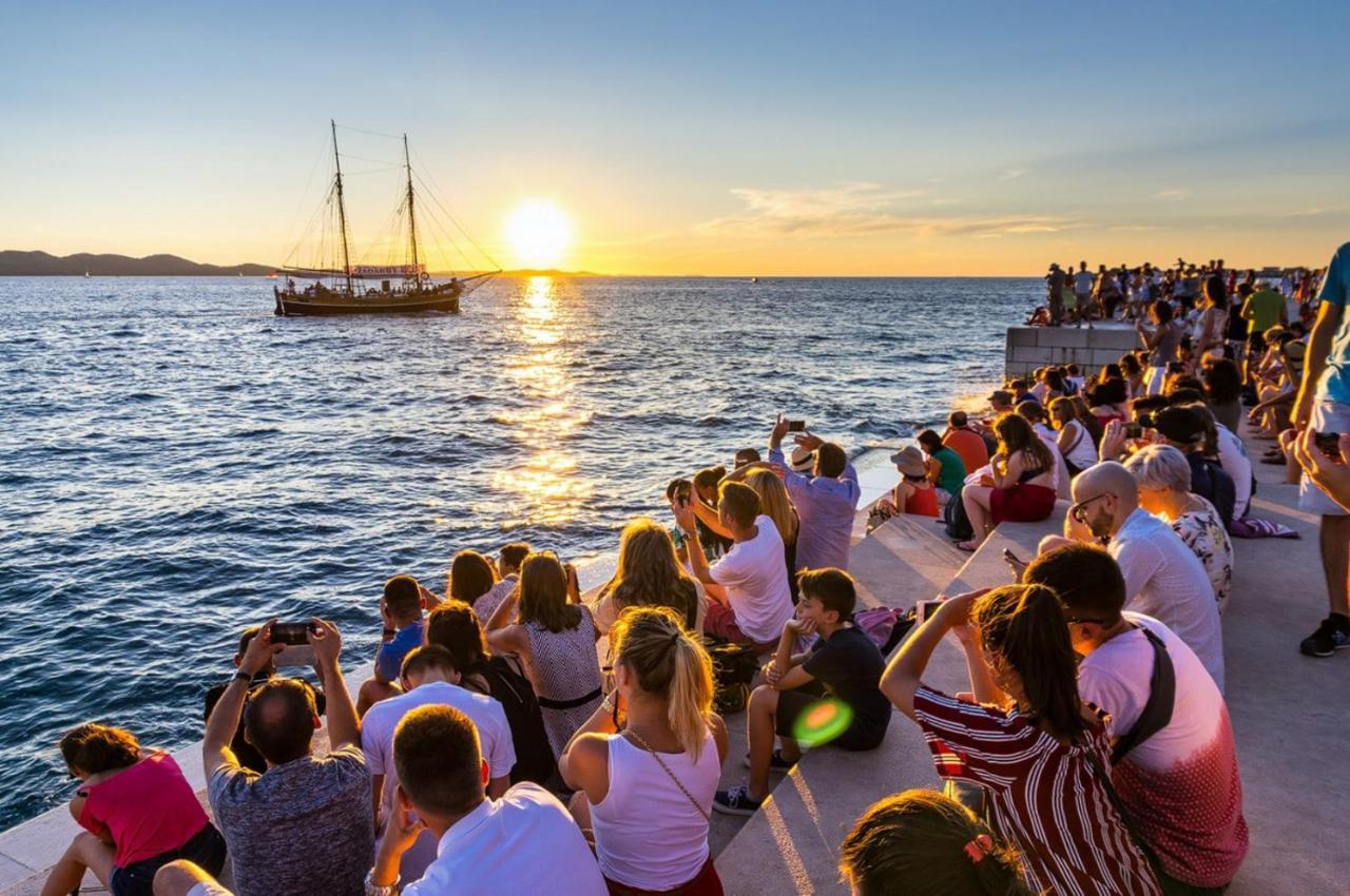 Rhythm Floating Hostel - ซาดาร์ ภายนอก รูปภาพ