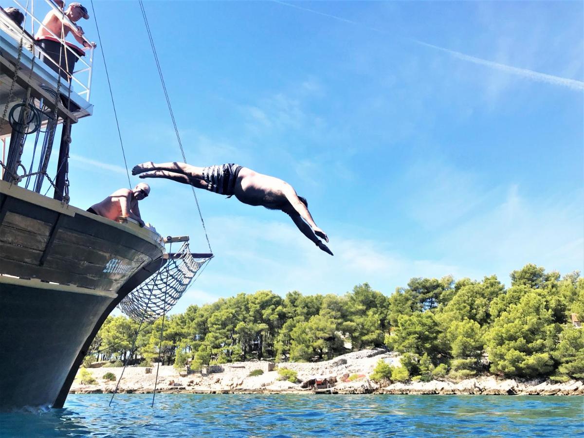 Rhythm Floating Hostel - ซาดาร์ ภายนอก รูปภาพ