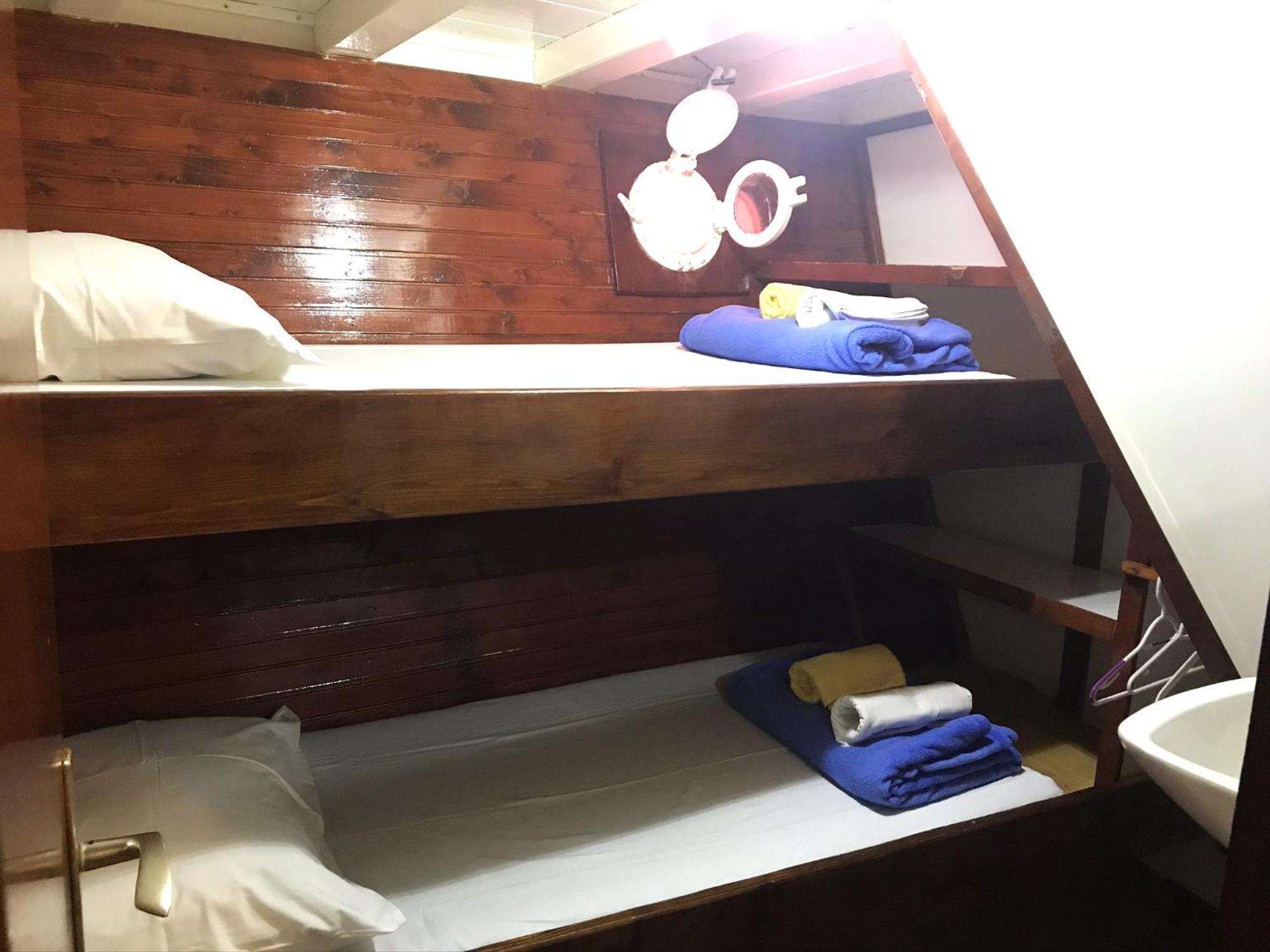 Rhythm Floating Hostel - ซาดาร์ ภายนอก รูปภาพ